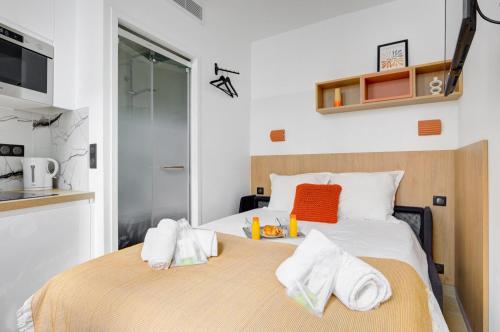 une chambre avec un lit avec des serviettes dessus dans l'établissement Bluestay 289 - Superbe studio à Paris, à Paris