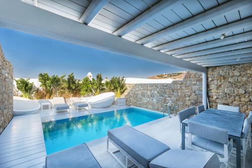 A piscina localizada em Mykonos Riviera Hotel & Spa, a member of Small Luxury Hotels of the World ou nos arredores