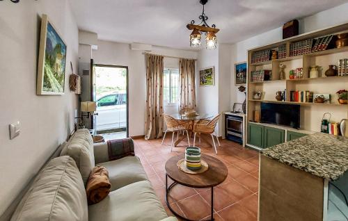 エル・ボスケにあるPreciosa Casa El Bosque,Cádizのソファとテーブルのあるリビングルーム