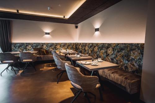a row of tables and chairs in a restaurant at Hotel Ederstrand in Frankenberg