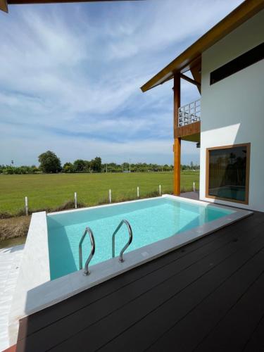 Πισίνα στο ή κοντά στο Baanteimfan Pool Villa Suphanburi