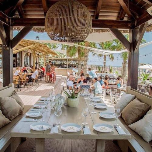 BOHO CHIC- Beachfront - Free bikes - Salt water pool