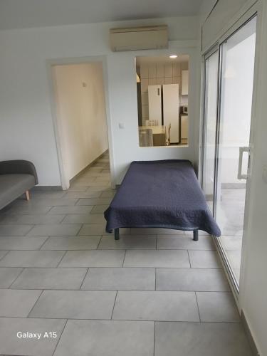 a room with a bed and a mirror on the wall at Appartement Almadrava Roses in Roses