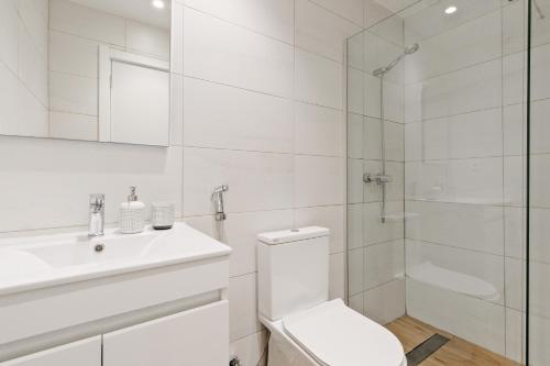 a bathroom with a toilet and a sink and a shower at Lovely studio fully equipped near subway N7 in Lisbon