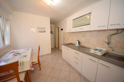 Η κουζίνα ή μικρή κουζίνα στο Apartments Jakov