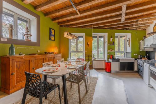 une salle à manger avec une table et des chaises dans une cuisine dans l'établissement La Capitainerie - Maison 6p avec grande terrasse, à Nantes
