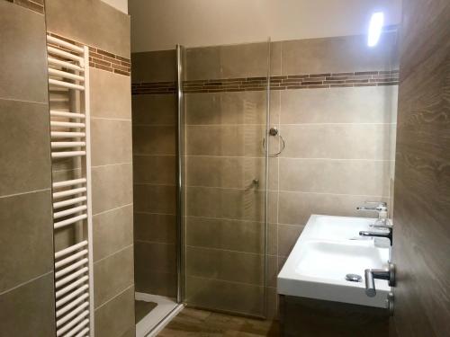 une salle de bain avec un lavabo et une douche dans l'établissement Superbe appartement vue mer à Algajola, à Algajola