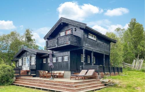 Casa de madera grande con porche y terraza en Nice Home In Oppdal With Sauna, en Oppdal