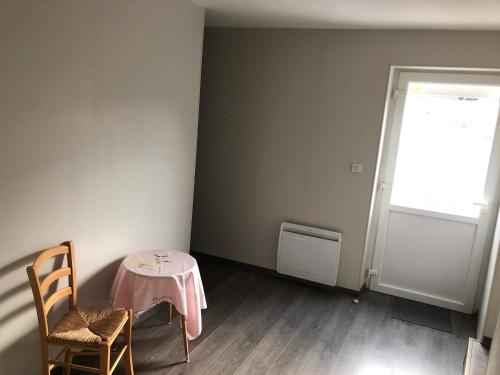 une pièce avec une table, des chaises et une fenêtre dans l'établissement Grande chambre côté jardin, à Château-du-Loir