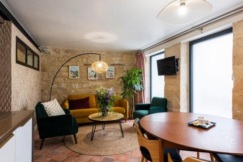 un salon avec une table et un canapé dans l'établissement Charming apartment - Marais Quarter - 5P - 2BDR - Center of Paris, à Paris
