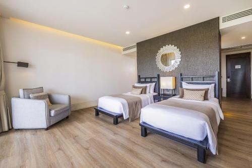 Ένα ή περισσότερα κρεβάτια σε δωμάτιο στο The Palayana Hua Hin