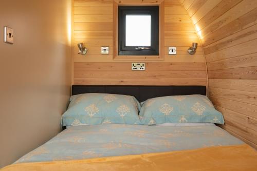 Postel nebo postele na pokoji v ubytování NEW! Countryside Farm Pod on Isle of Seil