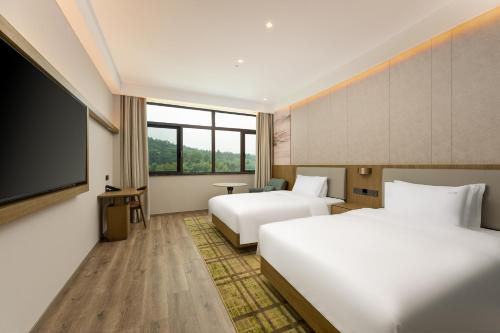 Postel nebo postele na pokoji v ubytování Holiday Inn Jiuhua Mountain Hot Spring by IHG
