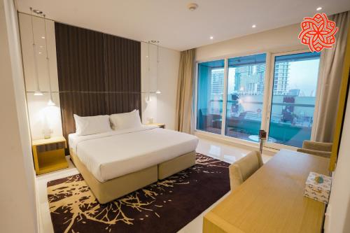 Giường trong phòng chung tại Alashrafia Saray- Classy 1BDR apartment in Canal Views