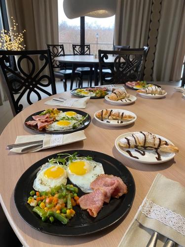 Makanan di atau berdekatan rumah tamu ini