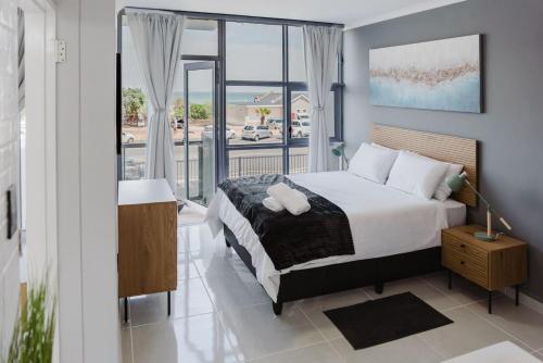 Ένα ή περισσότερα κρεβάτια σε δωμάτιο στο St Tropez Beachfront 108