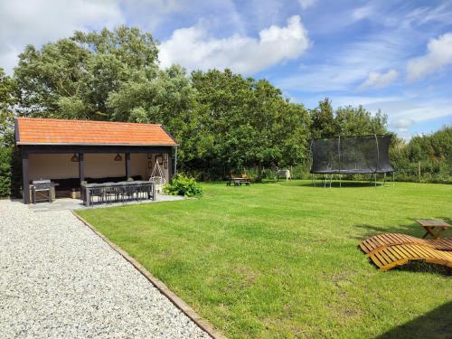 Jardín al aire libre en B&B 'Hof Baaiweg' met Barrelsauna