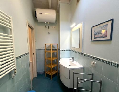 A bathroom at Appartamenti Lungomare Seafront - Goelba