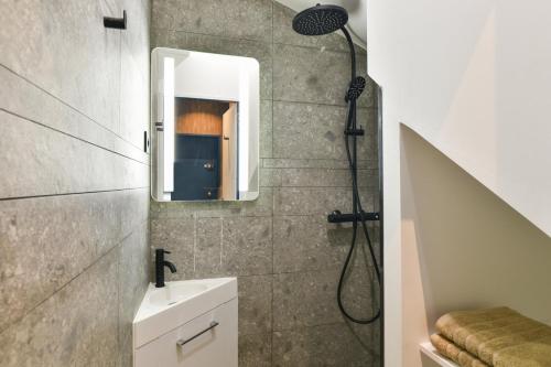 une salle de bain avec une douche, un lavabo et un miroir dans l'établissement 141 Suite Klein - Superbe Appartement à Paris., à Paris