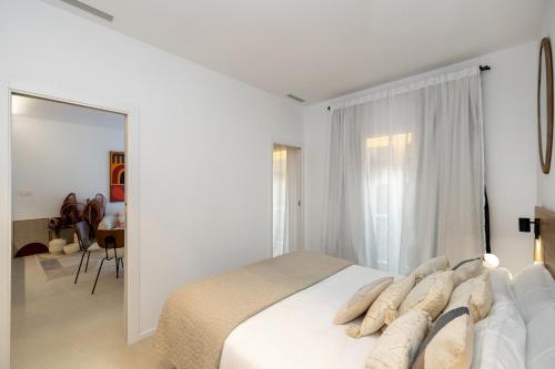 Giường trong phòng chung tại Zacatin Heritage Logde