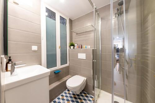 une salle de bain avec une douche, des toilettes et un lavabo dans l'établissement 388 Suite Trousseau - Superbe Appartement à Paris, à Paris