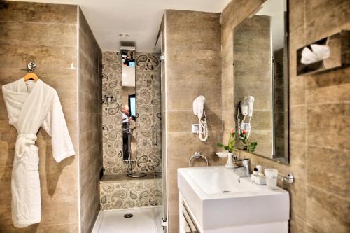 Ένα μπάνιο στο Hotel Lac Leman, LES BERGES DU LAC