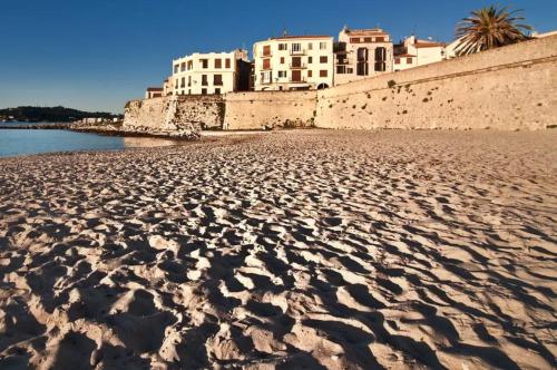 Photo de la galerie de l'établissement Elégant T3 avec Jardin Privatif à 5 min des plages, à Antibes