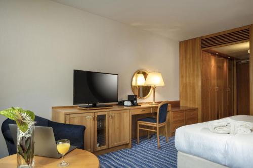 Телевизор и/или развлекательный центр в Maritim Hotel Magdeburg