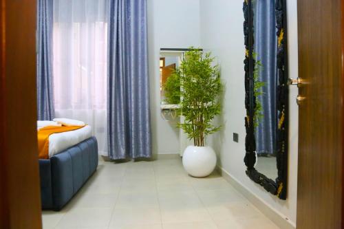 una stanza con un divano blu e un acquario di FirstChoice apartments Kampala a Kampala