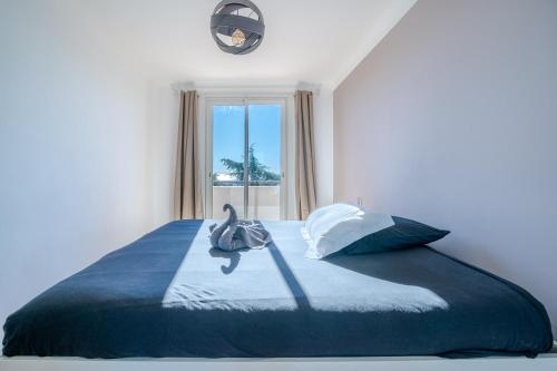 une chambre avec un lit avec un cygne dessus dans l'établissement Superbe 3p vue mer avec parking, à Nice