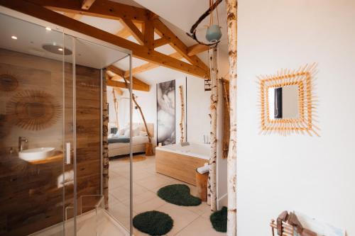 un bagno con doccia in vetro e lavandino di Maison Florence Ivakno a Coudoux