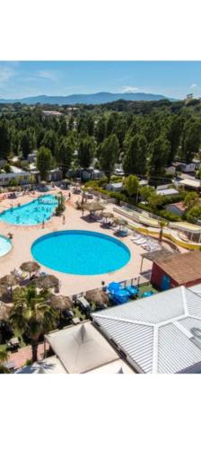 une vue aérienne d'une piscine dans un complexe hôtelier dans l'établissement Mobil home azur 74, à Fréjus