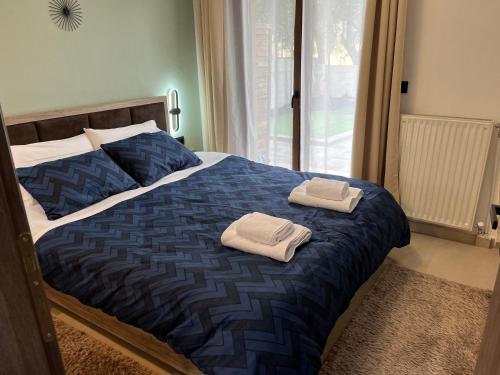 Ένα ή περισσότερα κρεβάτια σε δωμάτιο στο latus apartments