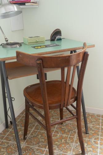 a desk with a chair and a desk with a keyboard at BB Diesis in Ferrazzano