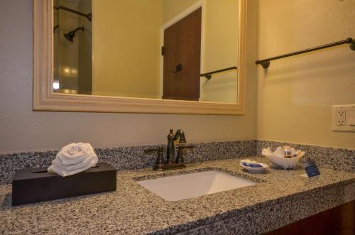 Ένα μπάνιο στο Best Western The Inn & Suites Pacific Grove