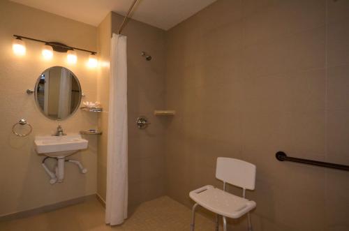 Ένα μπάνιο στο Best Western The Inn & Suites Pacific Grove
