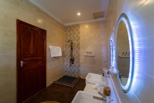 Koupelna v ubytování Coral Cliff Villas Zanzibar