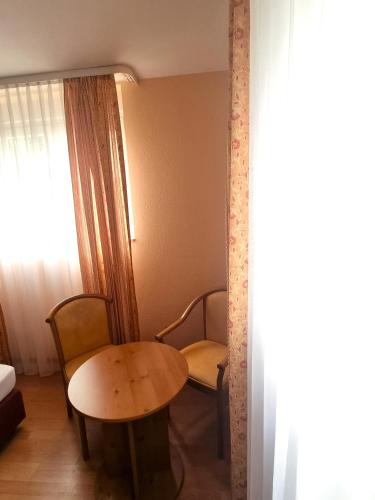 a room with a table and a chair and a window at Zur Turmstube in Dossenheim