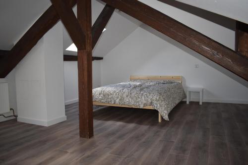 une chambre avec un lit dans un grenier dans l'établissement La Tour du Rempart - Appartement T2 en duplex en hypercentre de Colmar, à Colmar