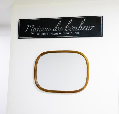 a sign for a bathroom with a gold handle at Le Relax Place - Metro 5 Bobigny in Bobigny