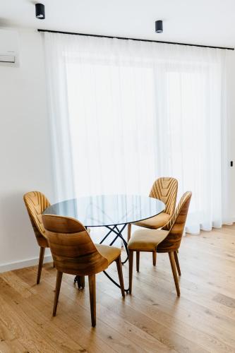 a dining room with a glass table and chairs at Evo Residence Taietura Turcului in Cluj-Napoca