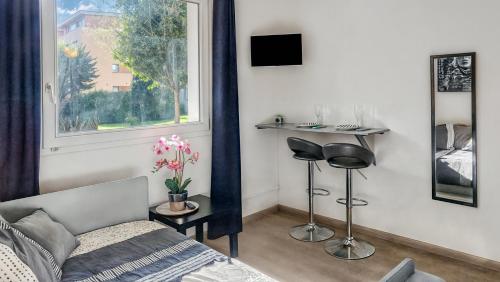 een woonkamer met een bank en een raam bij Cosynestdunkerque, au Coeur de Dunkerque, 2 personnes, parking privé in Duinkerke