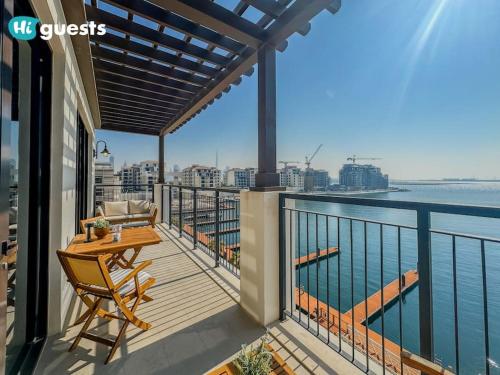 HiGuests - Stunning Seafront 4BR Apartment with Maids Room