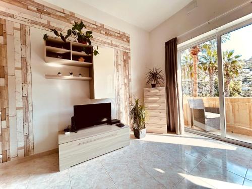 TV o dispositivi per l'intrattenimento presso Arzella Apartments Xlendi Stylish Stay Near Beach Local Eats