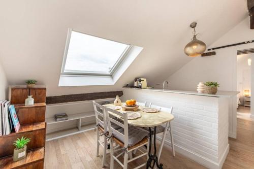 une cuisine avec une table et des chaises ainsi qu'une fenêtre dans l'établissement Heart of Saint-Germain only 3 minutes from the Amaizing Luxembourg Gardens, à Paris