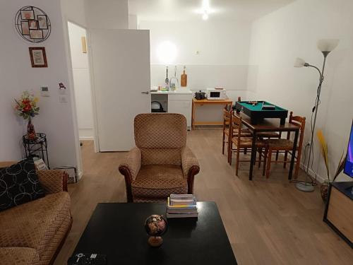 un salon avec un canapé et une table dans l'établissement Bel appartement disponible, à Conflans-Sainte-Honorine