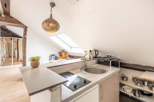 une cuisine avec un évier et un plan de travail dans l'établissement Heart of Saint-Germain only 3 minutes from the Amaizing Luxembourg Gardens, à Paris