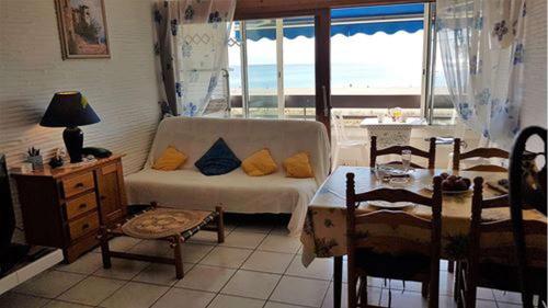 un salon avec un canapé et une table dans l'établissement Superbe vue pour ce joli T2 en front de mer -Wifi -Direct Plage-5PC254, à Saint Cyprien Plage
