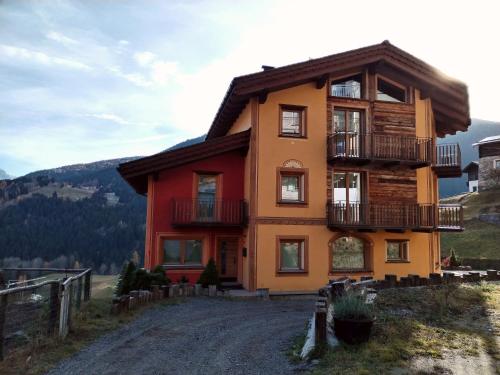 dom na wzgórzu z w obiekcie Chalet MAOL Luxury Living w mieście Valdidentro