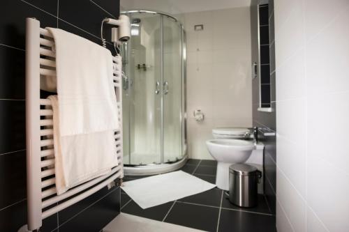 een badkamer met een douche en een toilet bij Sorge Palace in Mussomeli